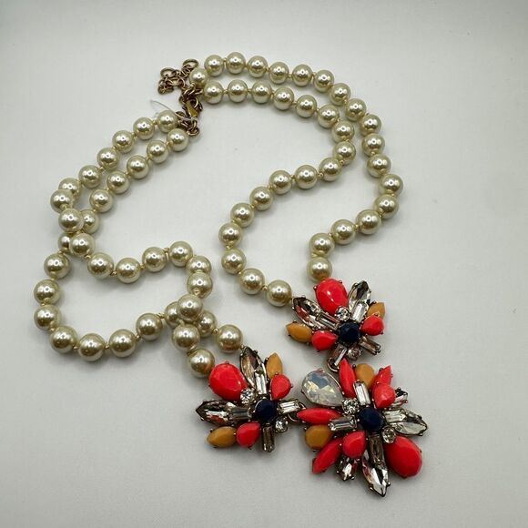 Like new condition, 18" J Crew faux pearl and rhinestone statement necklace! - Picture 6 of 8